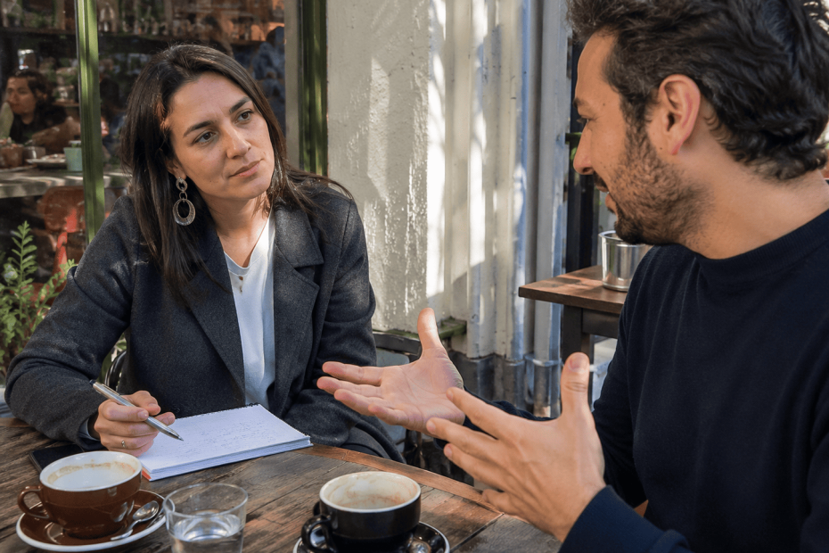 Emprendedora chilena realizando una entrevista de desarrollo de clientes usando metodologías Lean Startup en Santiago.