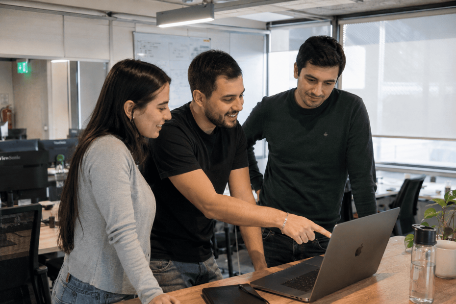 Equipo de profesionales chilenos testeando un piloto interno costo cero para optimizar procesos en su oficina.