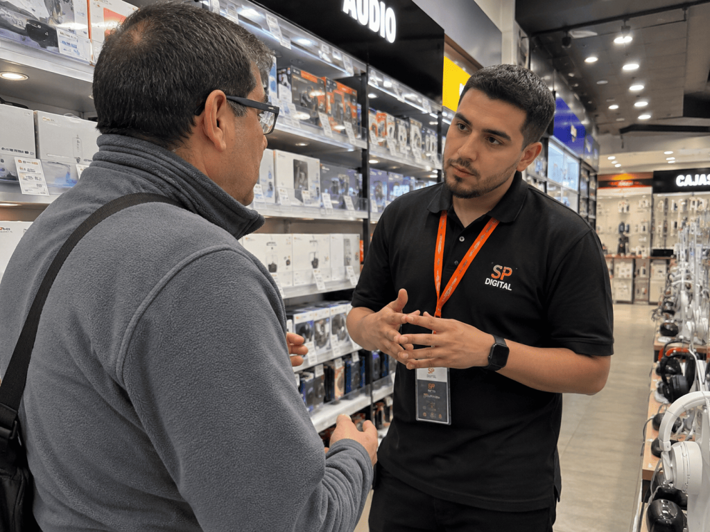 Asesor comercial manejando eficientemente la atención de un cliente en una tienda de retail.