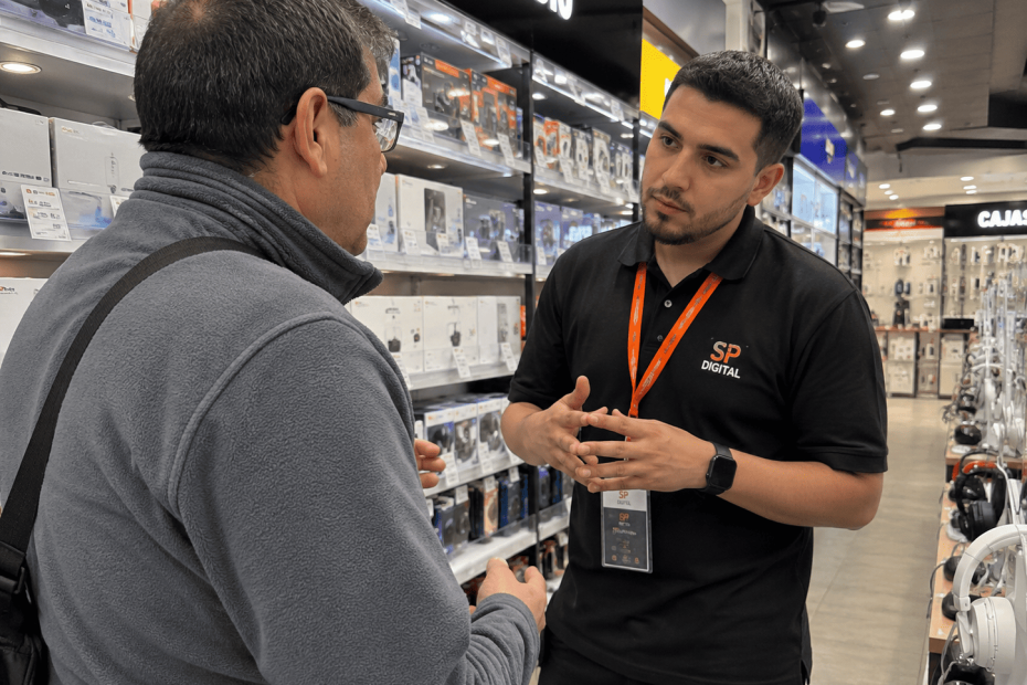 Asesor comercial manejando eficientemente la atención de un cliente en una tienda de retail.