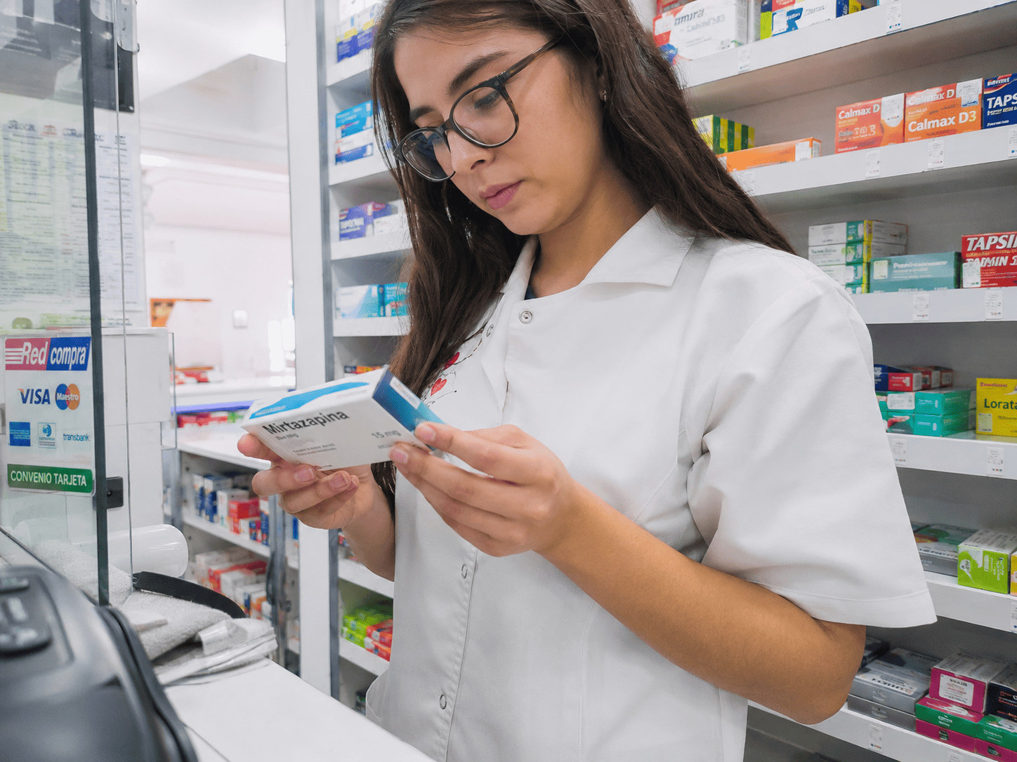 Profesional preparándose con éxito para el examen auxiliar de farmacia en Chile.