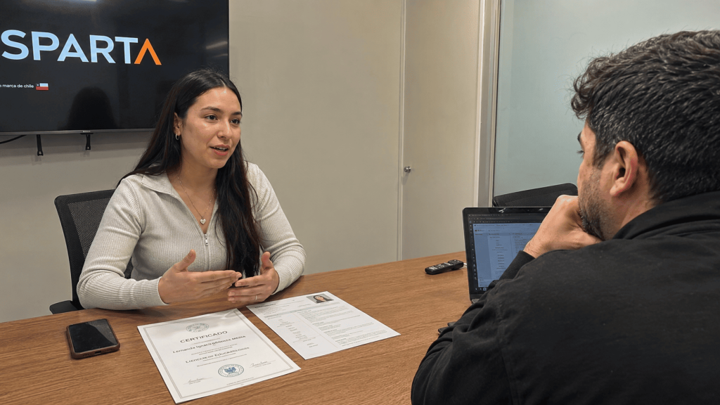 Postulante respondiendo con seguridad en una entrevista de trabajo para una tienda de retail.