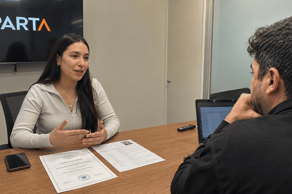 Postulante respondiendo con seguridad en una entrevista de trabajo para una tienda de retail.