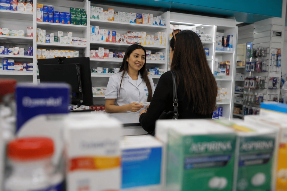 Auxiliar de farmacia certificado atendiendo con éxito a un paciente en una gran cadena en Chile.